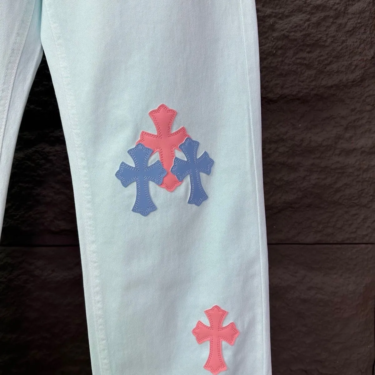 P270 💰 (Top version) CHROME HEARTS 25ss dopamine light blue cross-painted leather washed jeans - Full of exploring the ultimate in fashion, Chrome Hearts' new Chrome Hearts pants not only present a unique style, the fresh ice blue color looks particularly youthful and energetic. The mid-high waist design is paired with a lazy and casual style, which not only shows long legs but also maintains a casual feel. It is a must-have fashion choice for trendy men and trendy women. Color: Dopamine light blue Size: 28-30-32-34-36 (corresponds to S-M-L-XL-XXL)